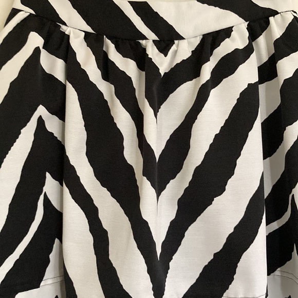 NWT EXPRESS SKIRT - Picture 4 of 7